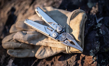 Outil multifonction Leatherman Surge robuste en acier inoxydable 420HC, finition oxyde noir, 2 lames, étui noir MOLLE - Boîte